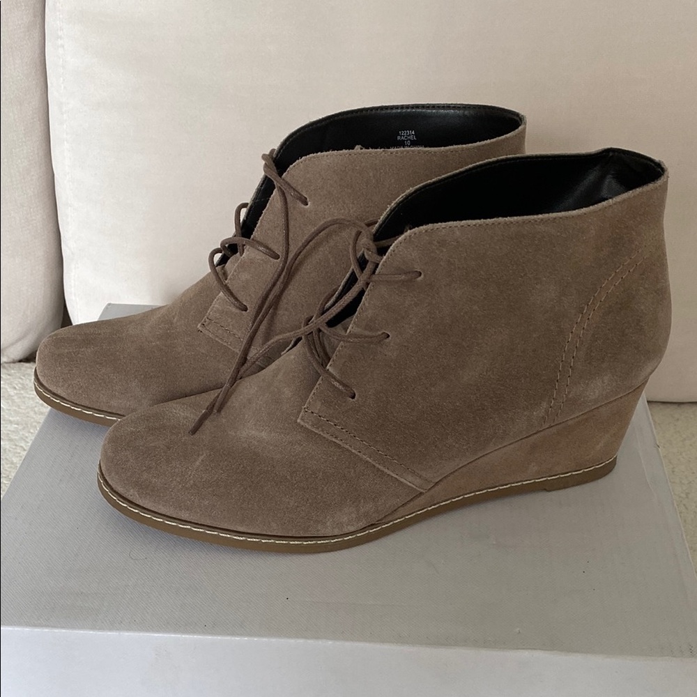 Bjorndal Brown Ankle Boots with Lace-Up Design